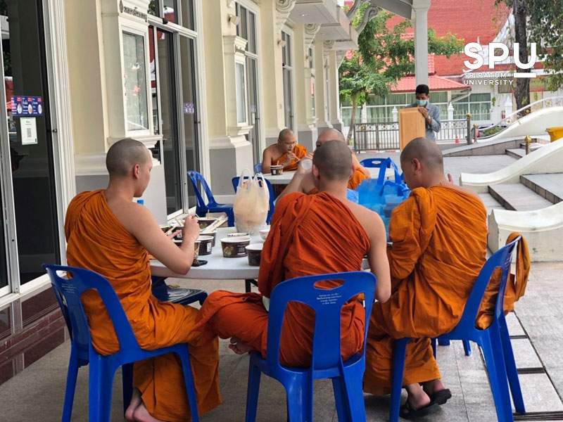 ม.ศรีปทุม ถวายภัตตาหารเพลแด่พระภิกษุสงฆ์ วัดพระศรีมหาธาตุ บางเขน สู้ภัยโควิด-19