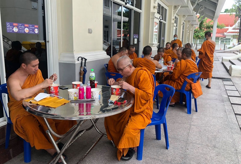 ม.ศรีปทุม และเพื่อนธรรม ถวายภัตตาหารเพลแด่พระภิกษุสงฆ์ สามเณร วัดพระศรีมหาธาตุ บางเขน ช่วงวิกฤตโควิด-19