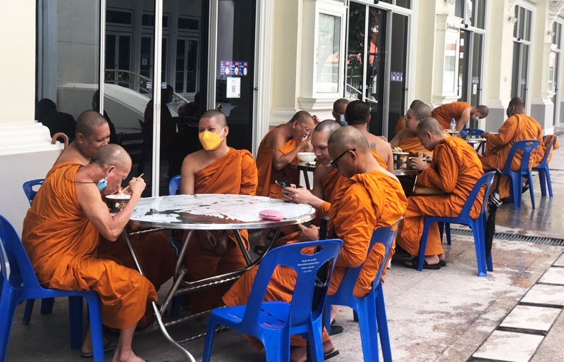 ทำบุญค้ำจุนพระพุทธศาสนา! ม.ศรีปทุม และเพื่อนธรรม ถวายภัตตาหารเพลแด่พระภิกษุสงฆ์ สามเณร วัดพระศรีมหาธาตุ บางเขน ช่วงวิกฤตโควิด-19