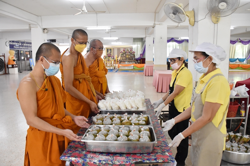 อธิการบดีและที่ปรึกษาอธิการบดี ม.ศรีปทุม ร่วมบริจาคทุนภัตตาหารพระนิสิต มจร. (ครั้งที่ 4)