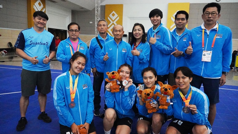 ปรบมือให้! ทีมนักกีฬาบาสเกตบอลหญิง 3×3 ม.ศรีปทุม คว้าเหรียญเงิน การแข่งขันกีฬาปัญญาชน “ดอกจานบ้านเชียงเกมส์”