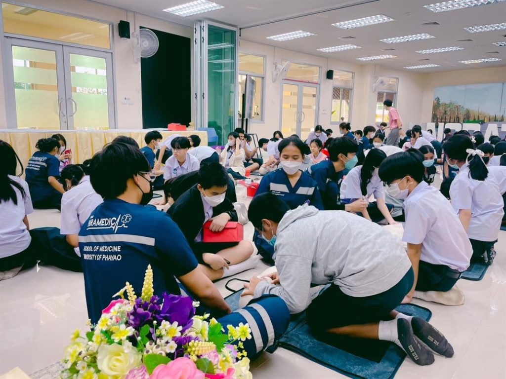 คณะแพทยศาสตร์ ม.พะเยา บริการให้ความรู้การช่วยพื้นคืนชีพขั้นพื้นฐาน แก่นักเรียนโรงเรียนสาธิตมหาวิทยาลัยพะเยา