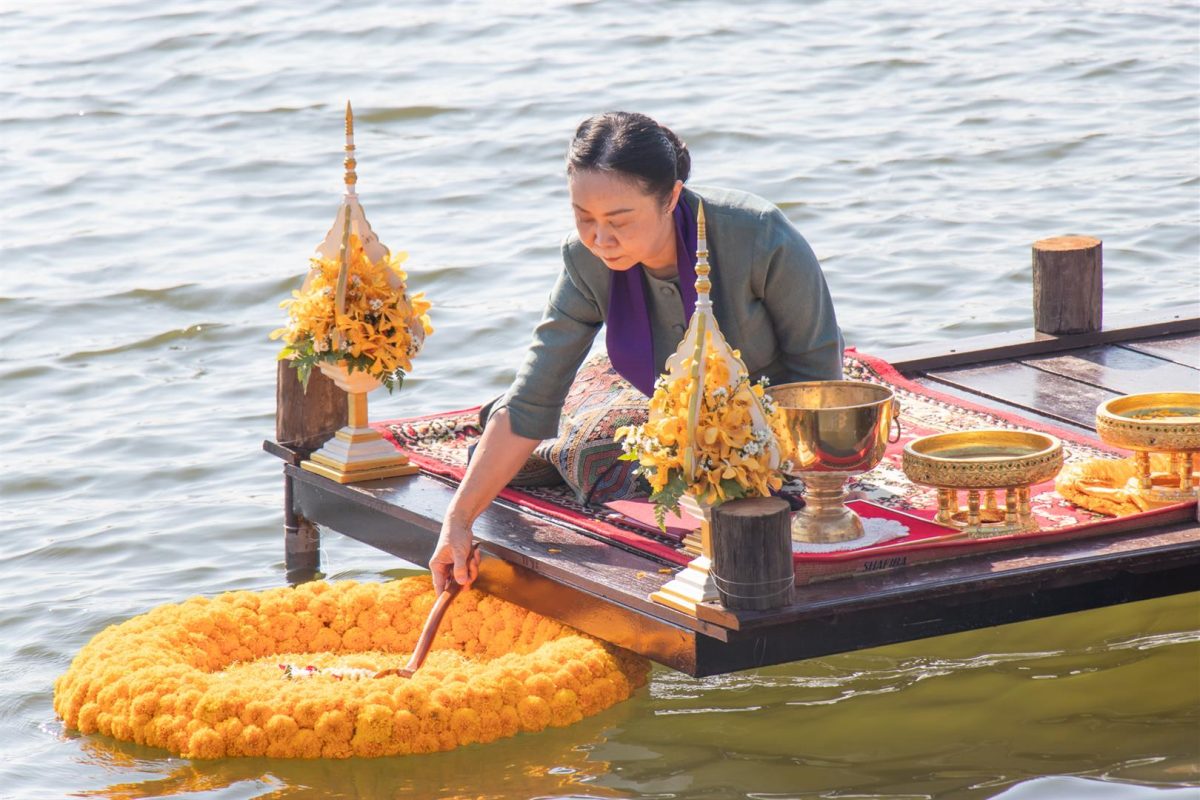 ม.พะเยา จัดพิธีสักการะพระบรมสารีริกธาตุ พิธีตักน้ำและเจริญพระพุทธมนต์น้ำสรงพระธาตุจอมทอง เนื่องในประเพณีแห่ผ้าห่มพระธาตุจอมทอง ประจำปี 2567