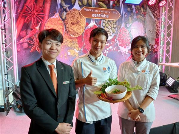 อาจารย์-นักศึกษา วิทยาลัยดุสิตธานี โชว์ทักษะด้านอาหารและบริการน่าประทับใจในงาน “ในรอยรสพริก” ของไทยพีบีเอส