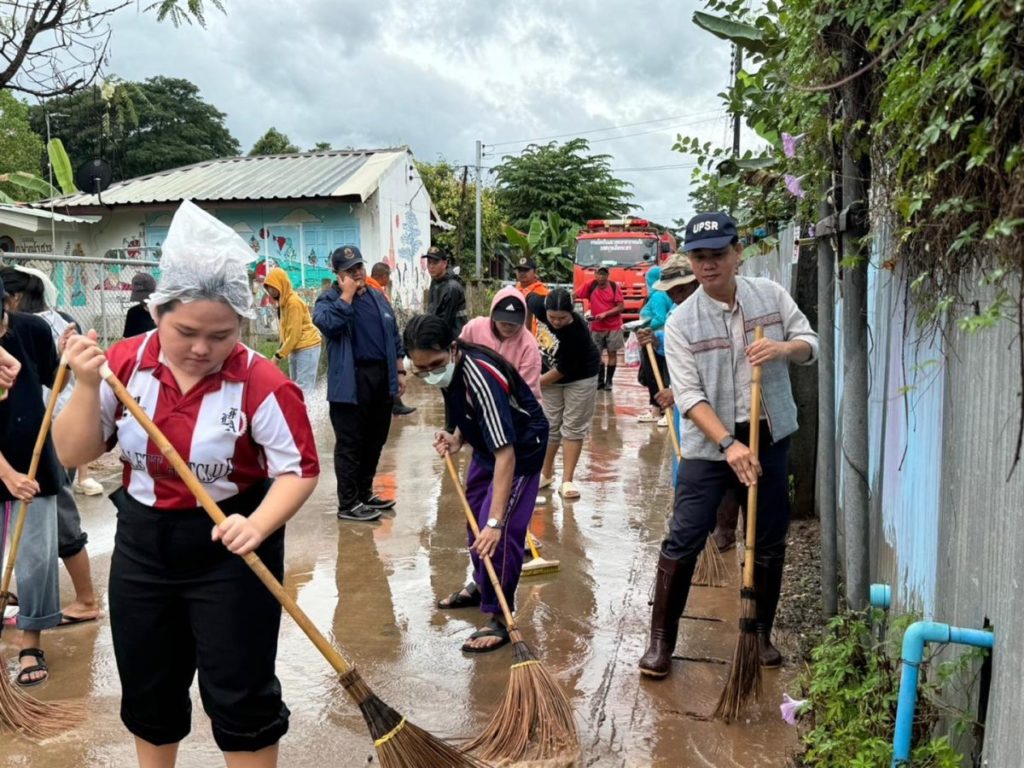 The University of Phayao recently organized a volunteer street cleaning event in Ban Tha Wang Khwai, located in the Mae Tam Muang Chum Community of Phayao Province.