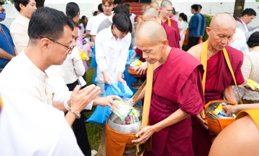 The University of Phayao will organize the annual Tak Bat Devo Tradition in 2024.